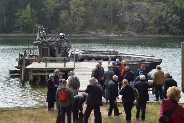 en samling folk vid en brygga