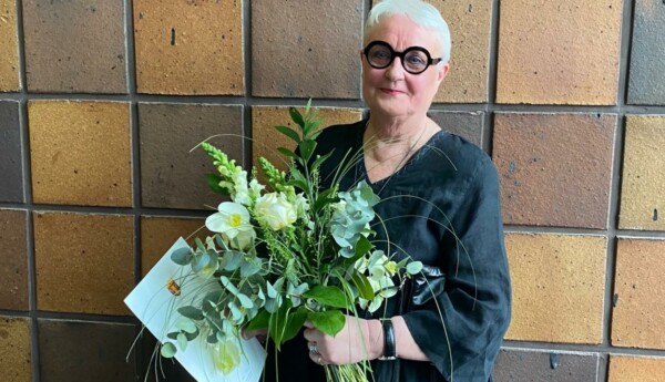 en kvinna med en blombukett