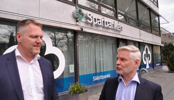 Två män står utanför en bank