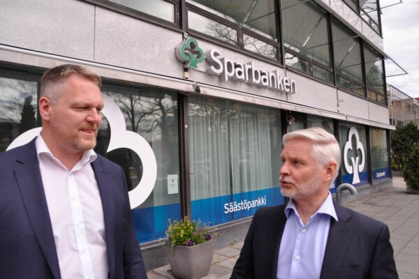 Två män står utanför en bank