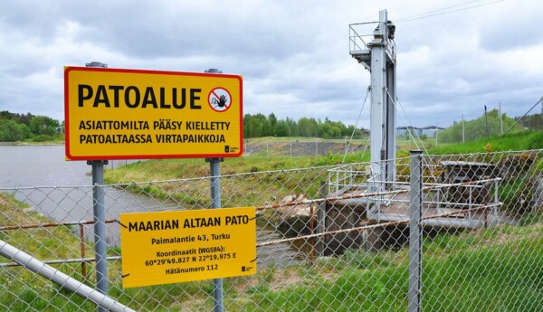 Dammkonstruktion med dammlucka