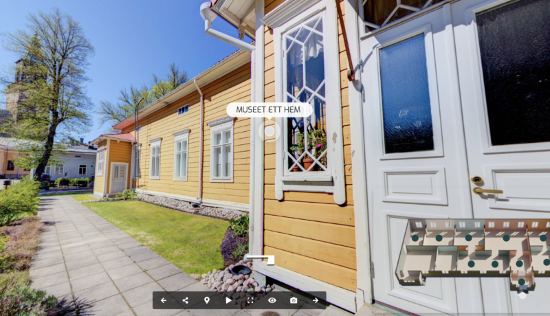 En gul träbyggnad fotograferad utifrån.