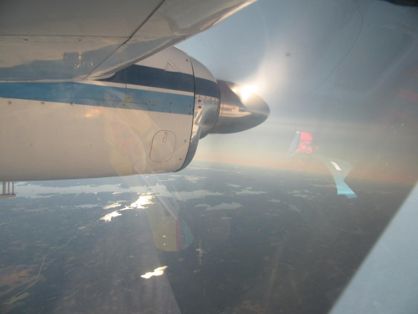 Ett flygplan och markyta under