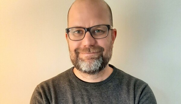 en skallig man med glasögon