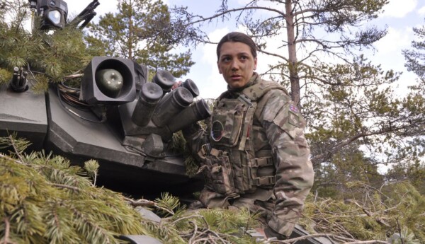 En soldat i en pansarvagn