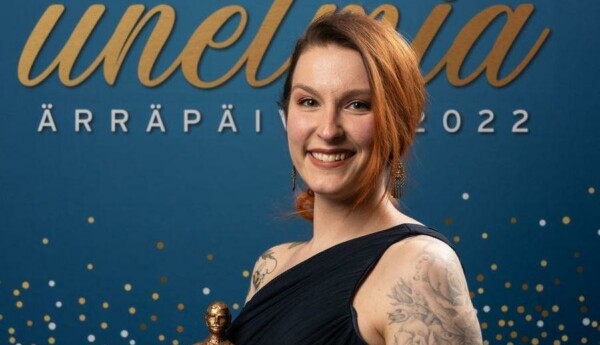 En kvinna som ser glad ut