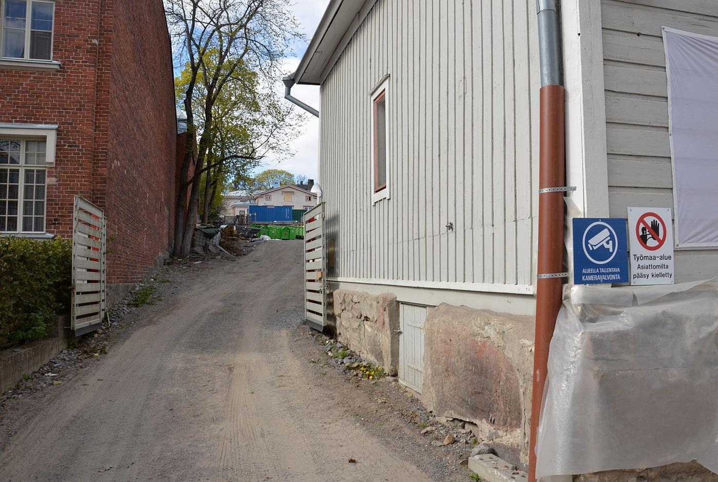 Tegelhus och trähus och byggarbetsplats