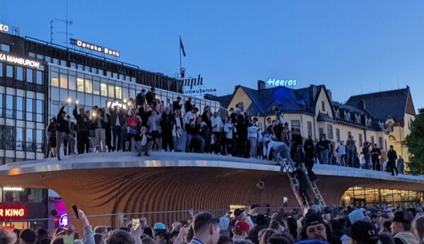 torg med folk