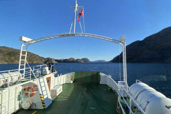 ett fartyg i fjordlandskap