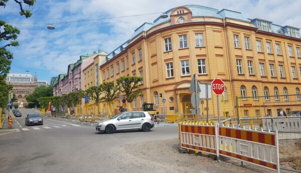 Gatuarbeten i korsning i Åbo centrum