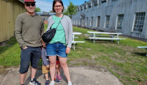 Andreas och Alexandra Lahtivuori med barnen Ellen och Linus trivs i Raseborg.