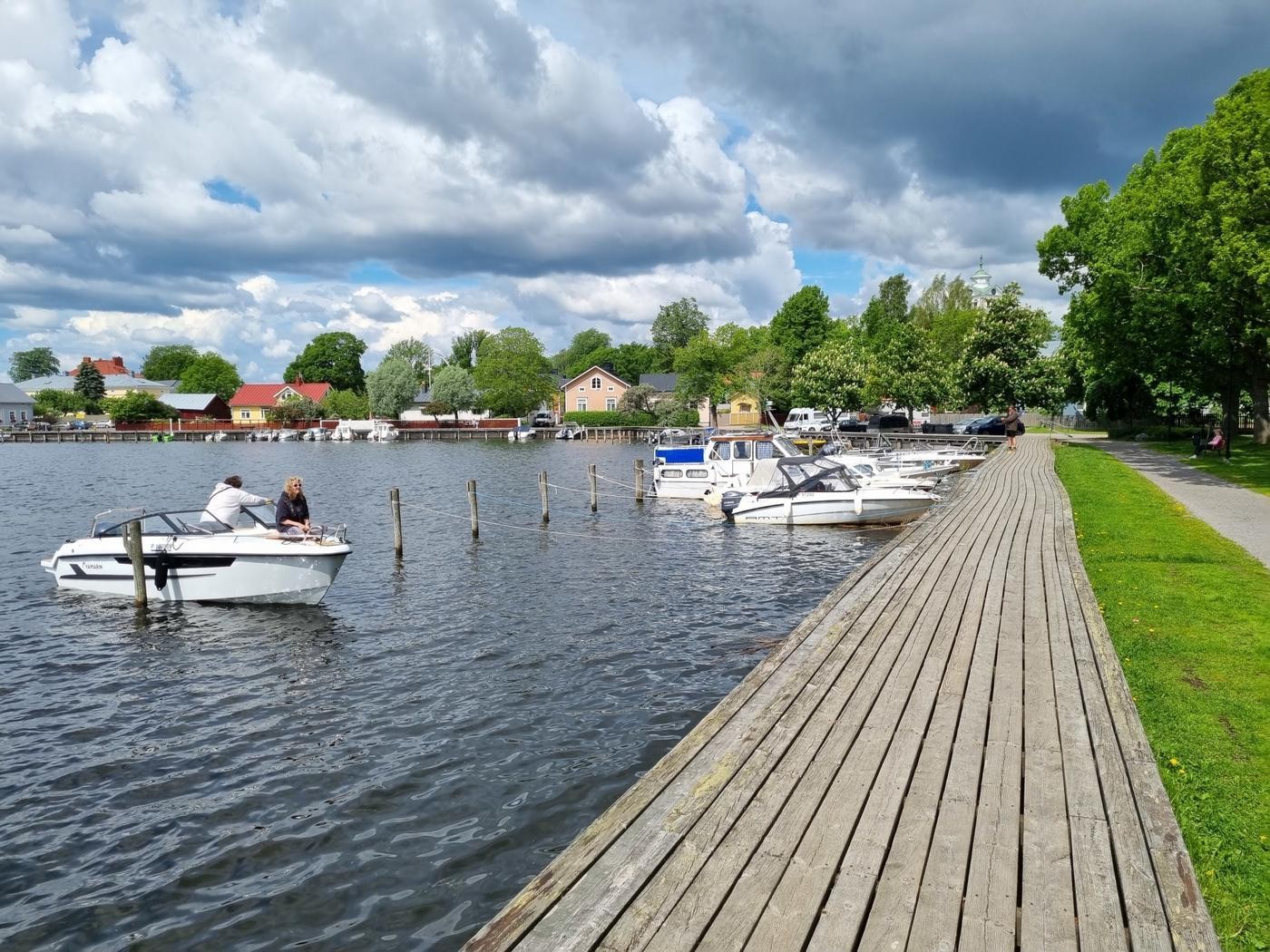 Båt lägger till i Södra viken, Ekenäs