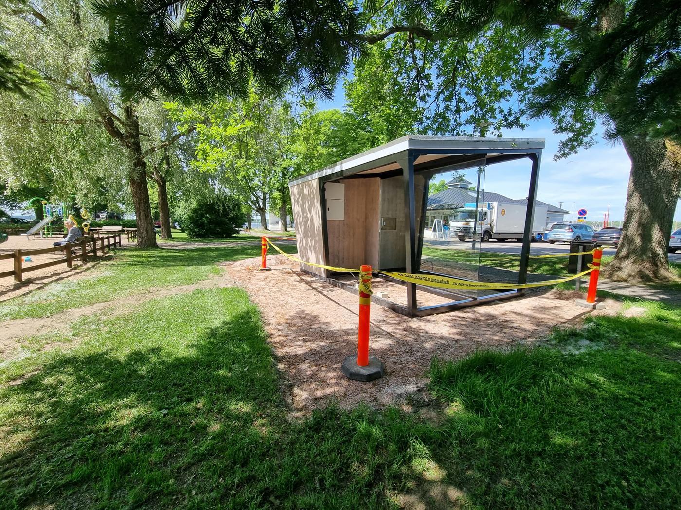 Servicemodul för laddning av elapparater i Stallörsparken i Ekenäs.