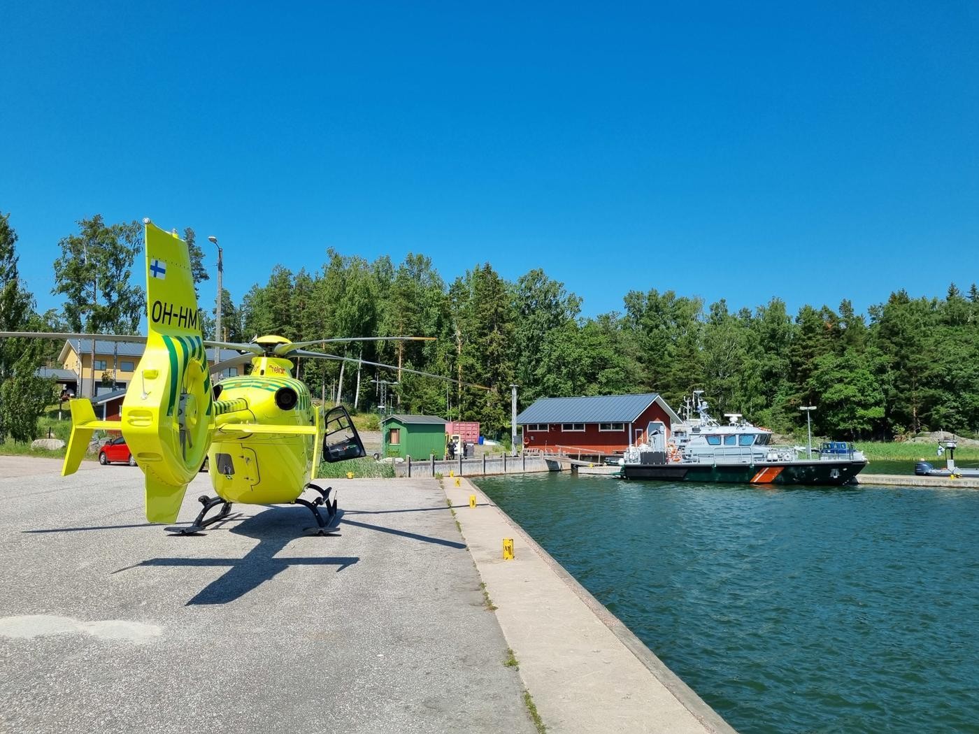 Läkarhelikoptern vid Ekenäs sjöbevakningsstaion på Baggö.