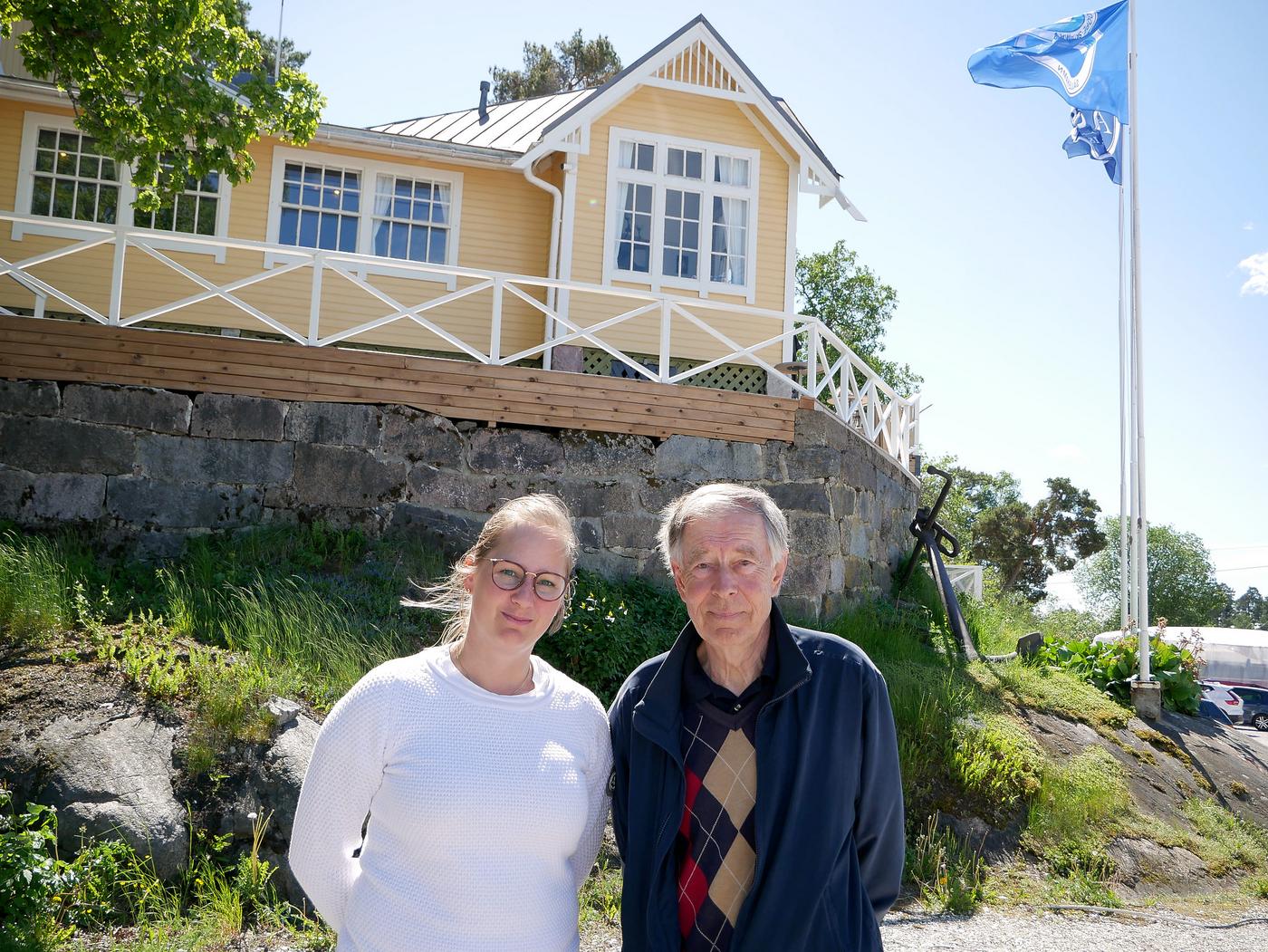 Kvinna och man står framför ASS klubbhus.