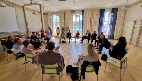 Välfärdsområdets presidium bekantade sig med dagverksamheten på servicehuset Astrea i Hangö.