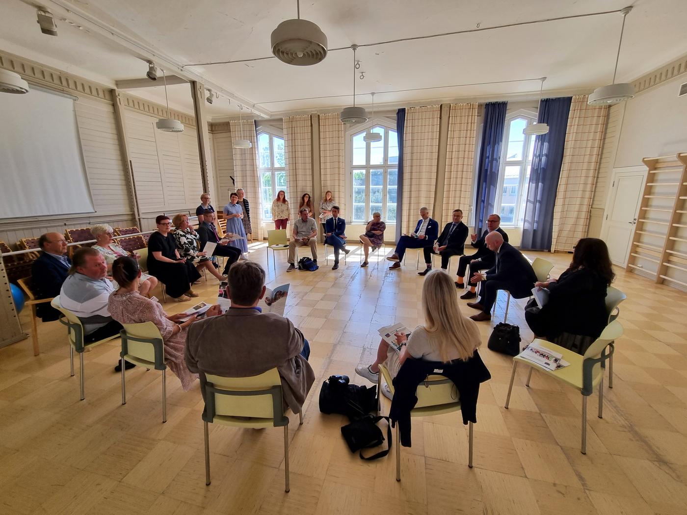 Välfärdsområdets presidium bekantade sig med dagverksamheten på servicehuset Astrea i Hangö.