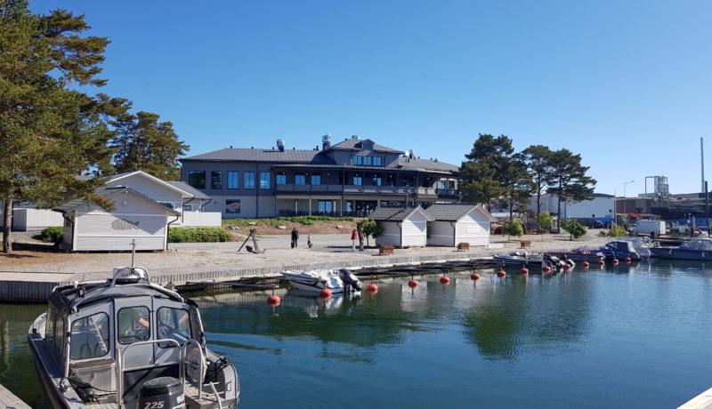 hamn i förgrunden, nybygge bakon