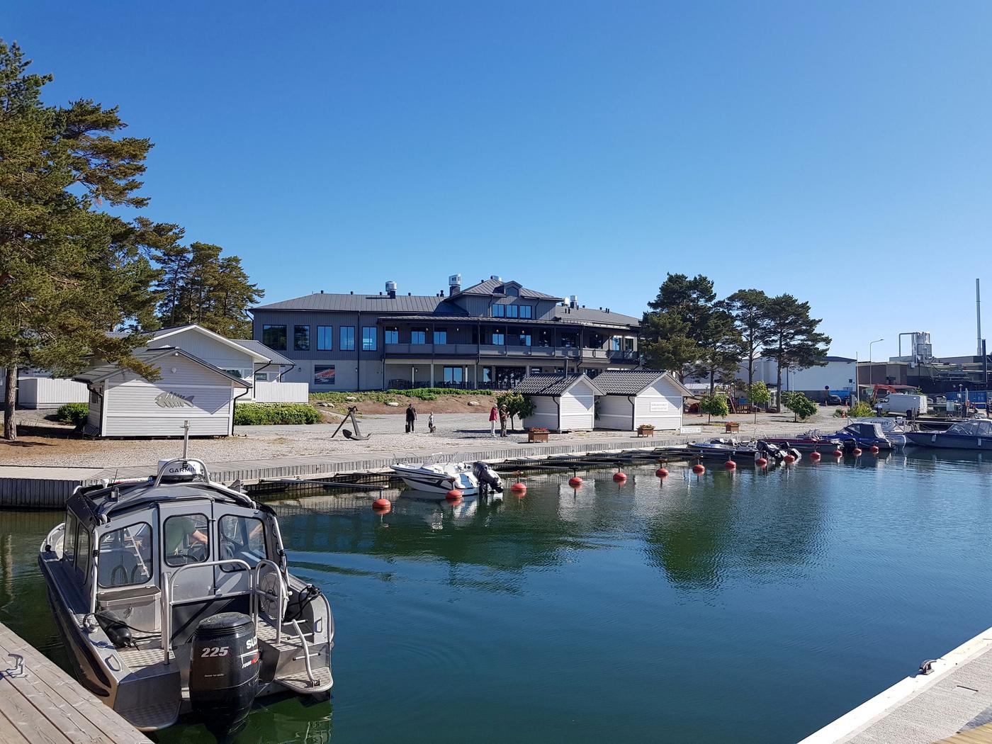 hamn i förgrunden, nybygge bakon