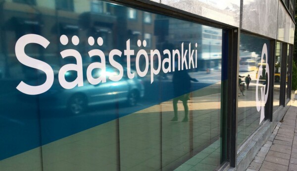 Glasvägg med texten "Säästöpankki"