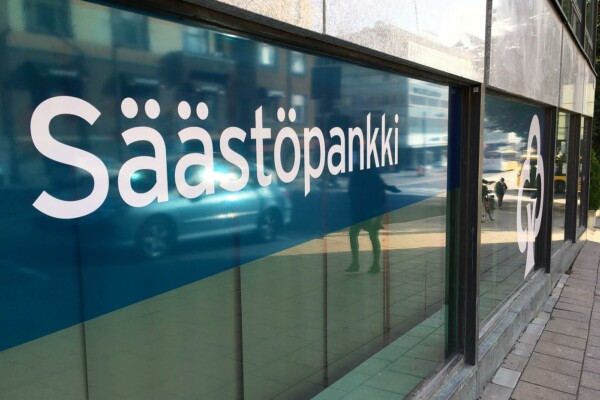 Glasvägg med texten "Säästöpankki"