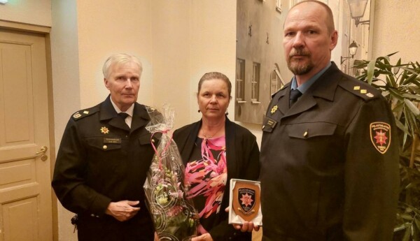 två män i räddningsverkets uniform