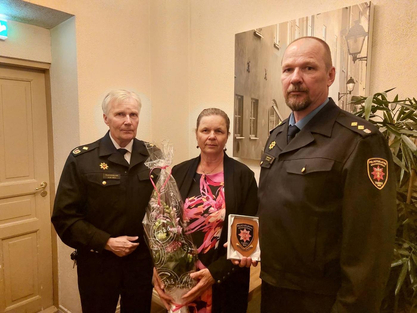 två män i räddningsverkets uniform