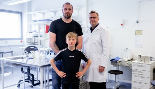 Två män och en pojke i ett laboratorium