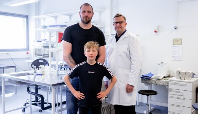 Två män och en pojke i ett laboratorium
