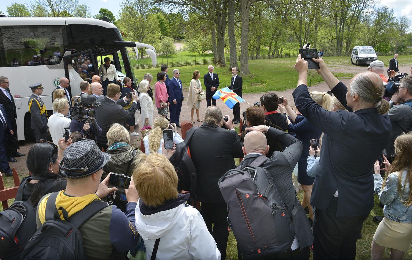 många människor utanför en buss