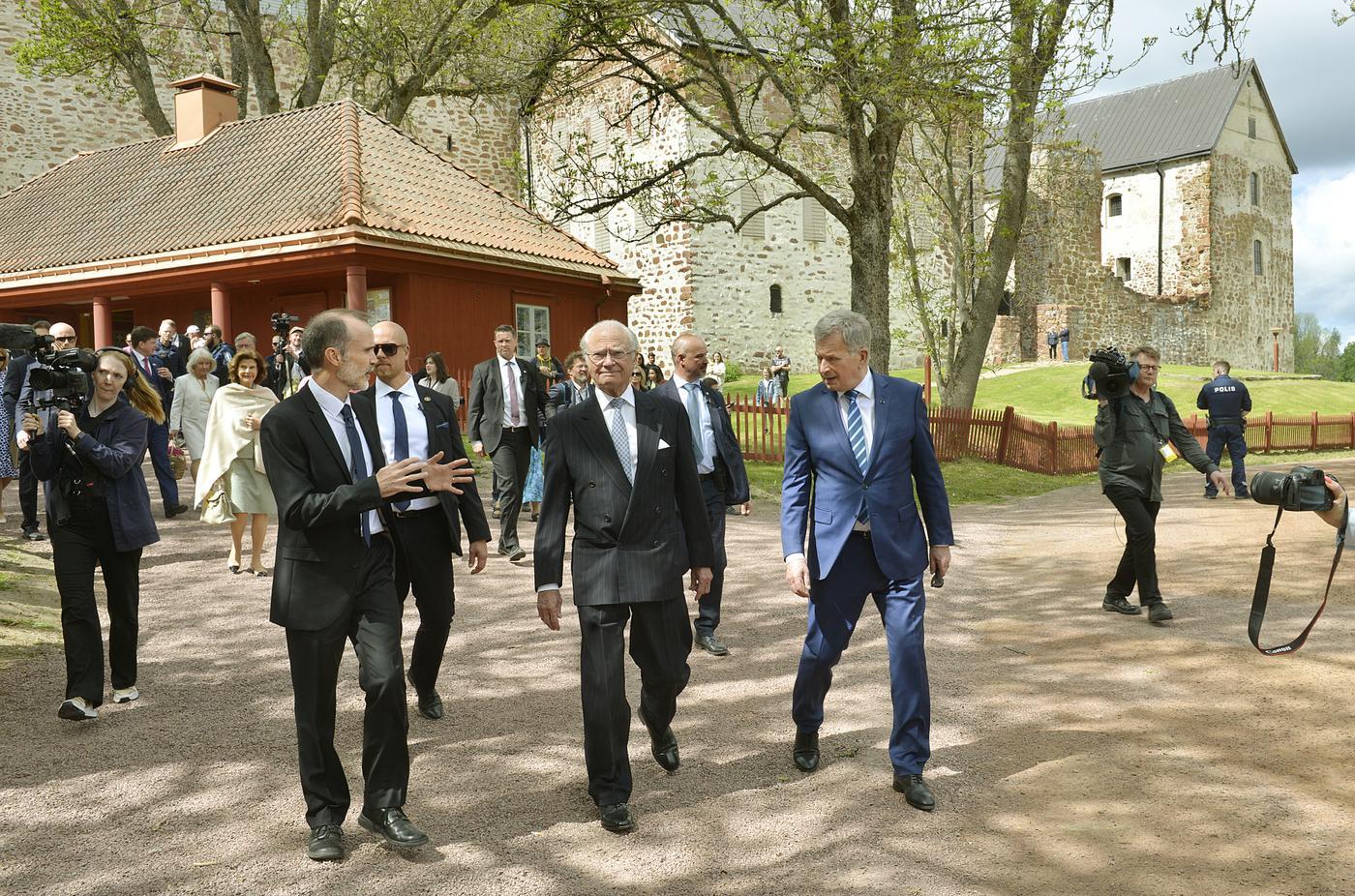 kostymkädda män på en gård
