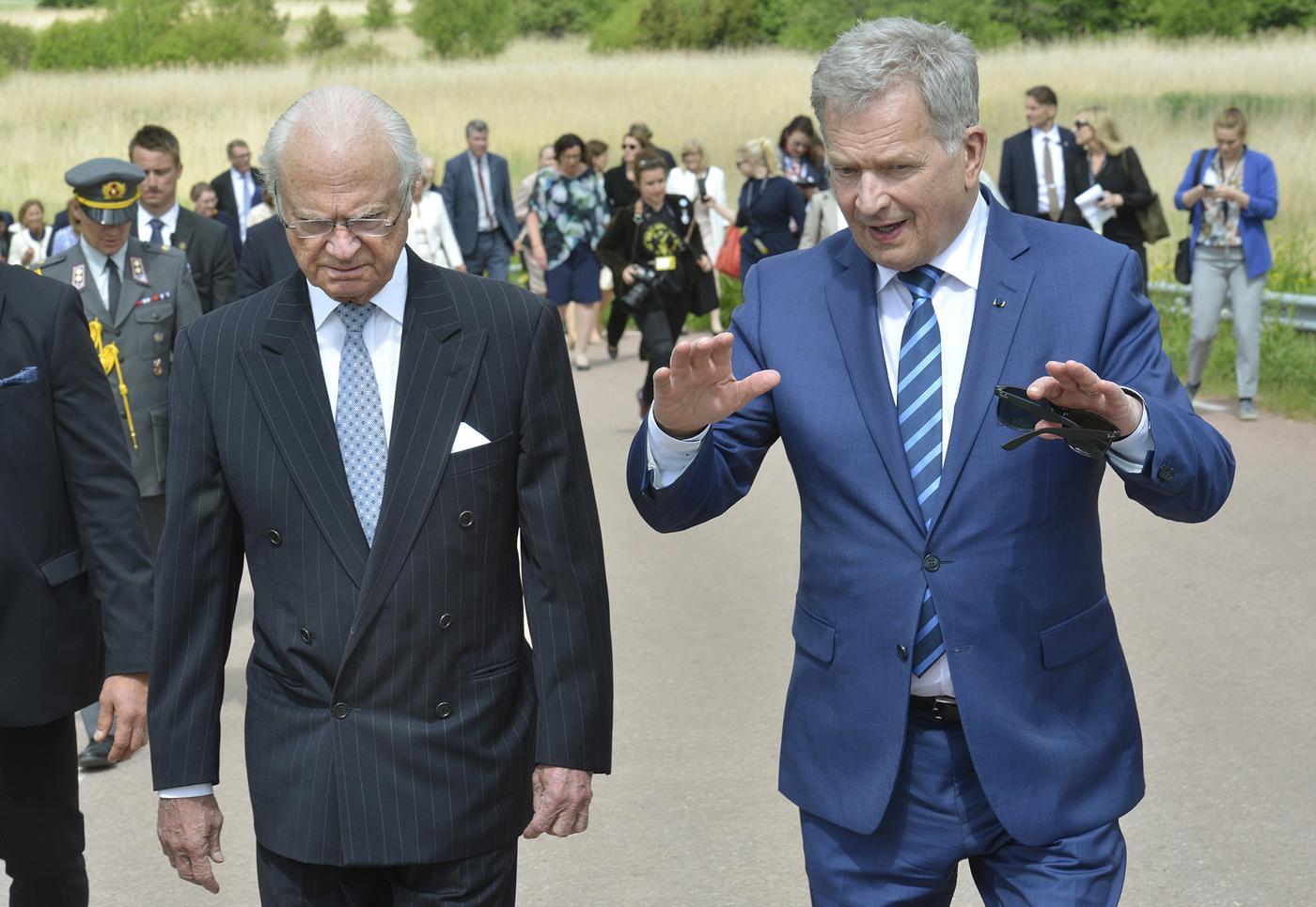 Två män på en gård