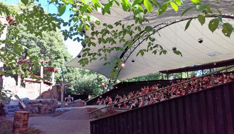 Vårdbergets sommarteater med publik.