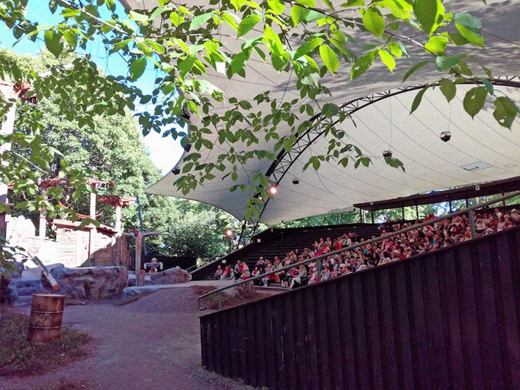 Vårdbergets sommarteater med publik.