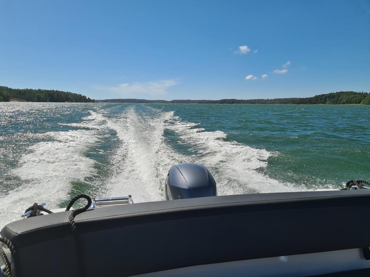 en motorbåt på sjön