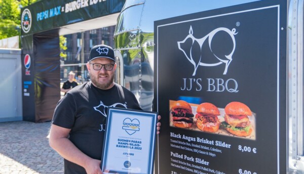 en man står bakom en hamburgarresutarang