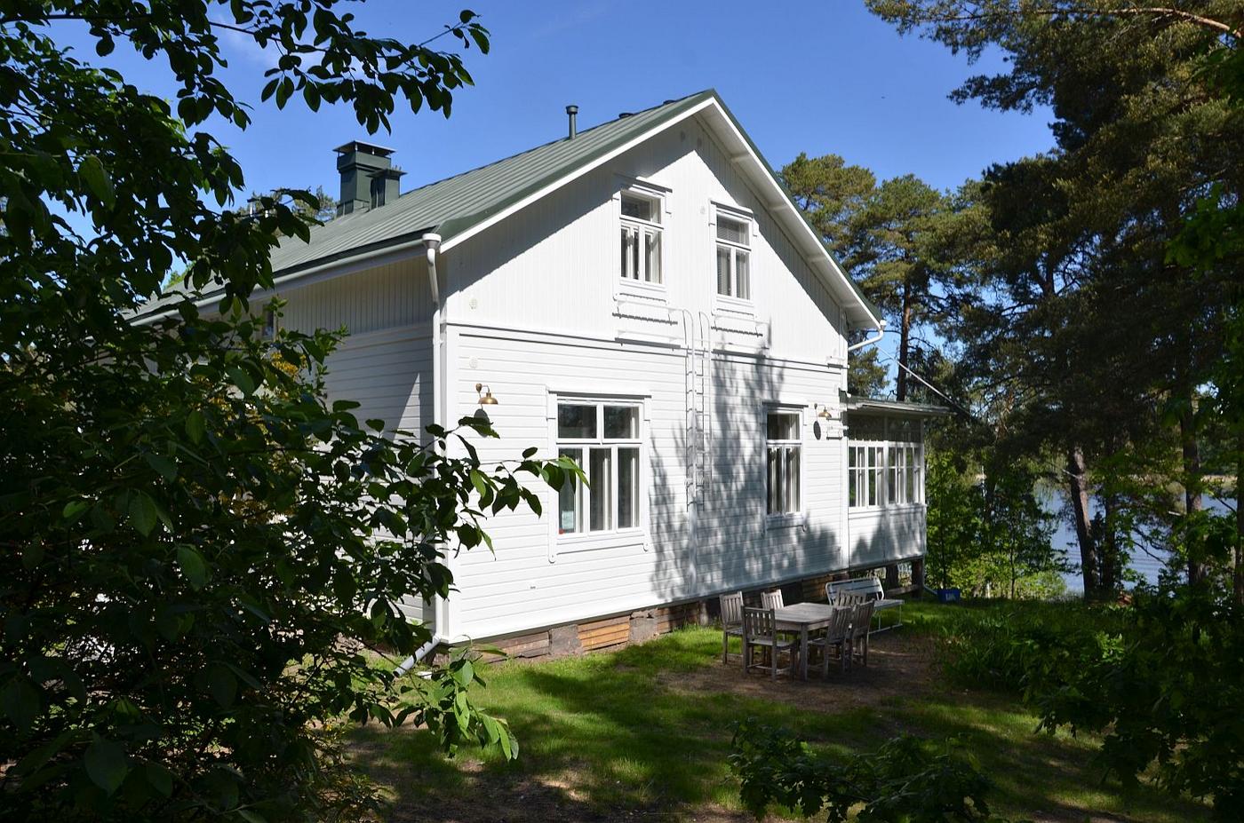 Trähus i lummig trädgårdsmiljö