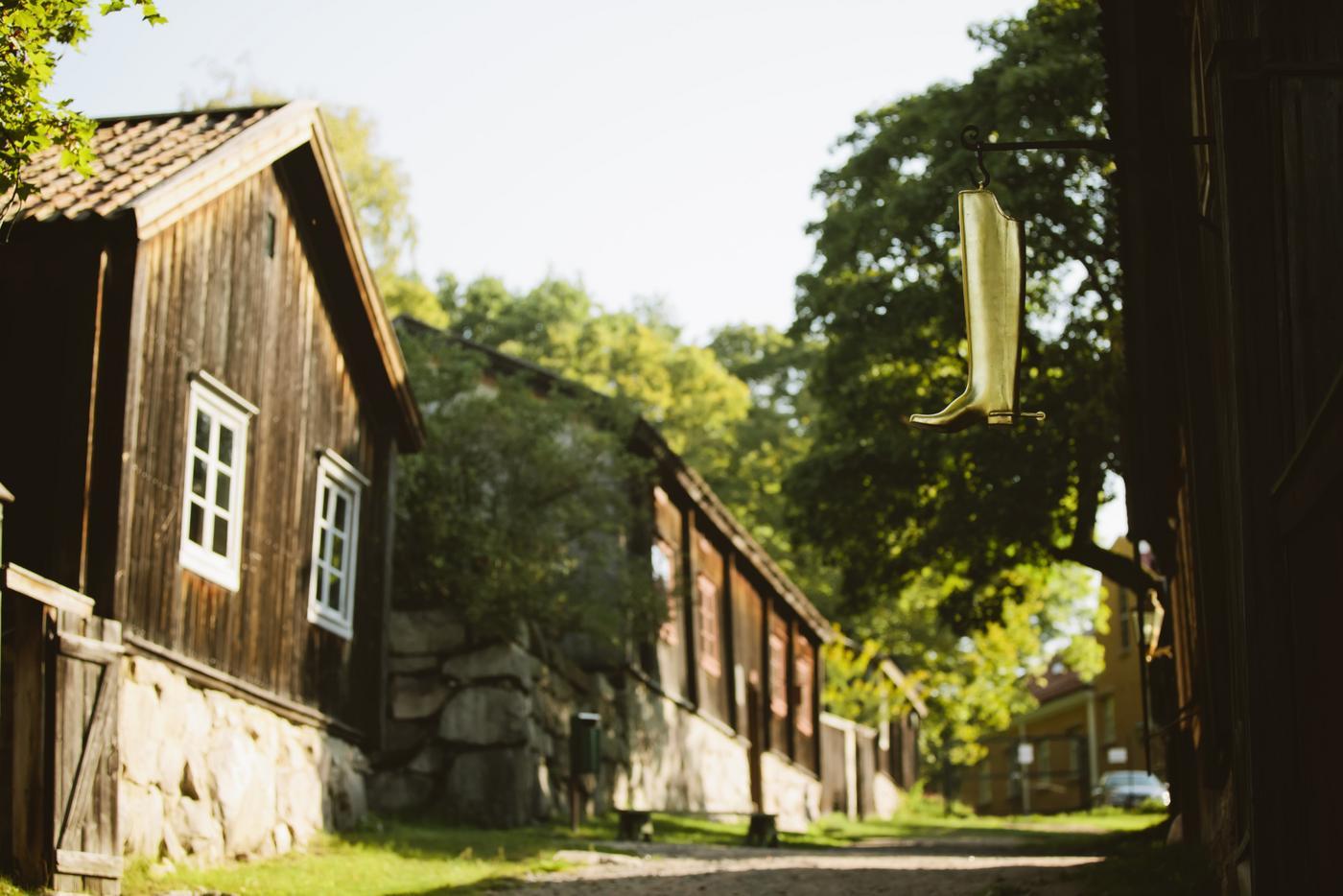 gamla trähus i backe