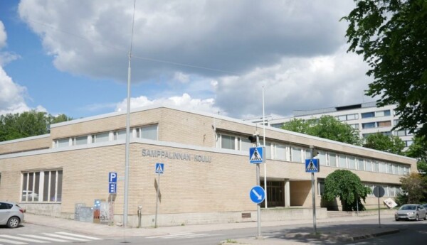 En gulbrun skolbyggnad i tegel