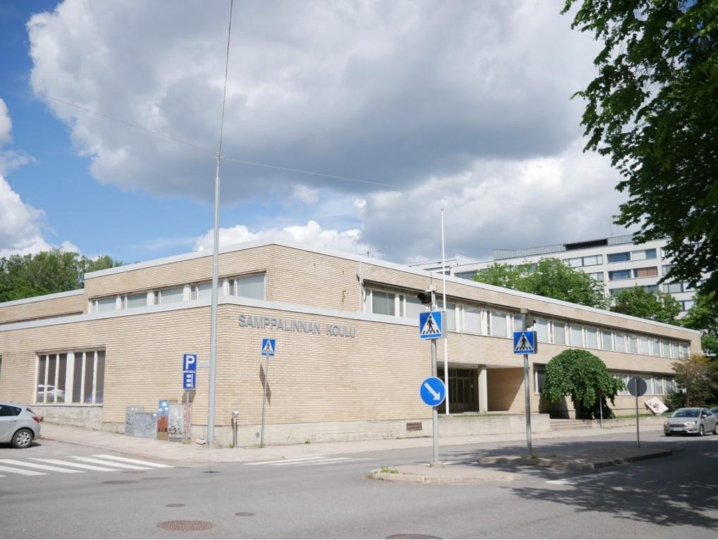 En gulbrun skolbyggnad i tegel