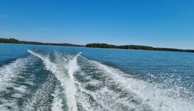 svallvågor efter motorbåt