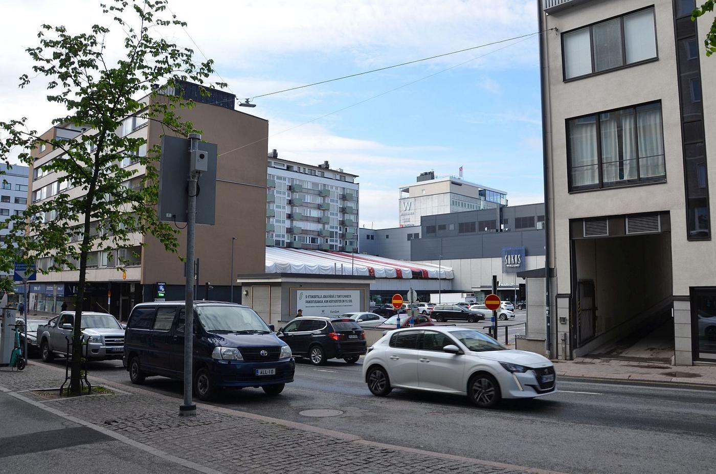 Bilar på gata i Åbo centrum