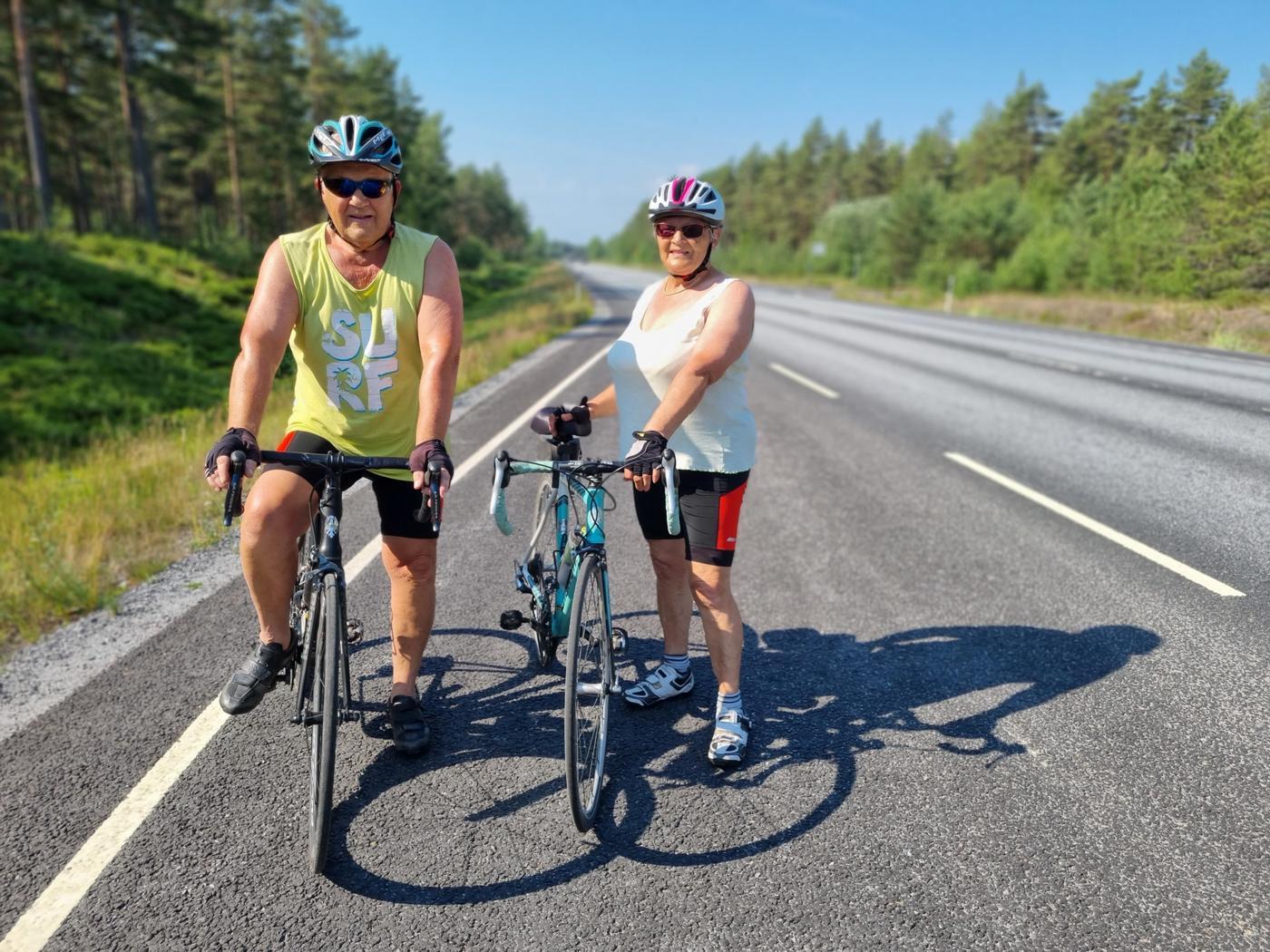 Roger och Viola Holmström på cykeltur i Hangö.