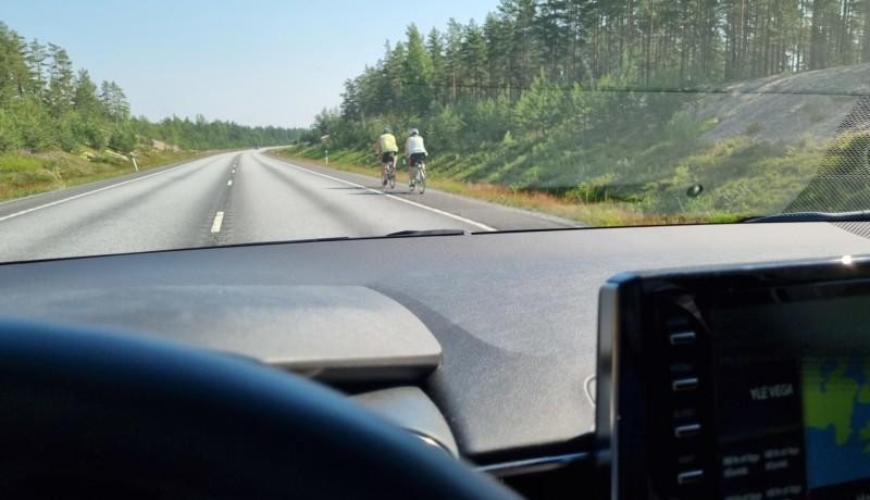 Cyklister sett från bil på Hangövägen.