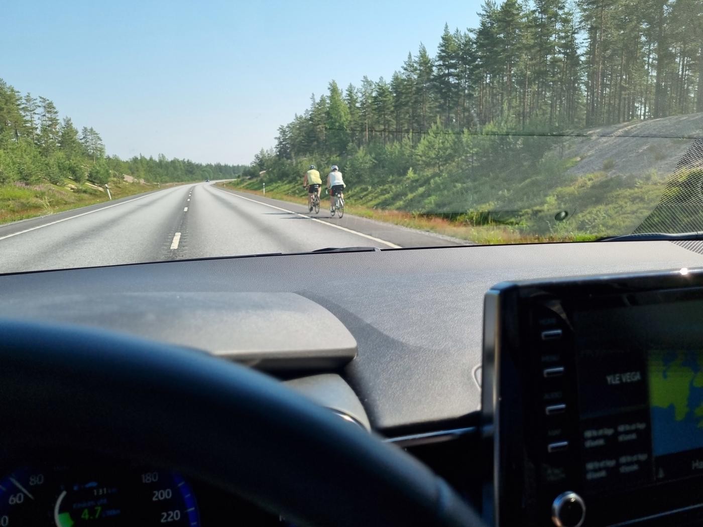 Cyklister sett från bil på Hangövägen.