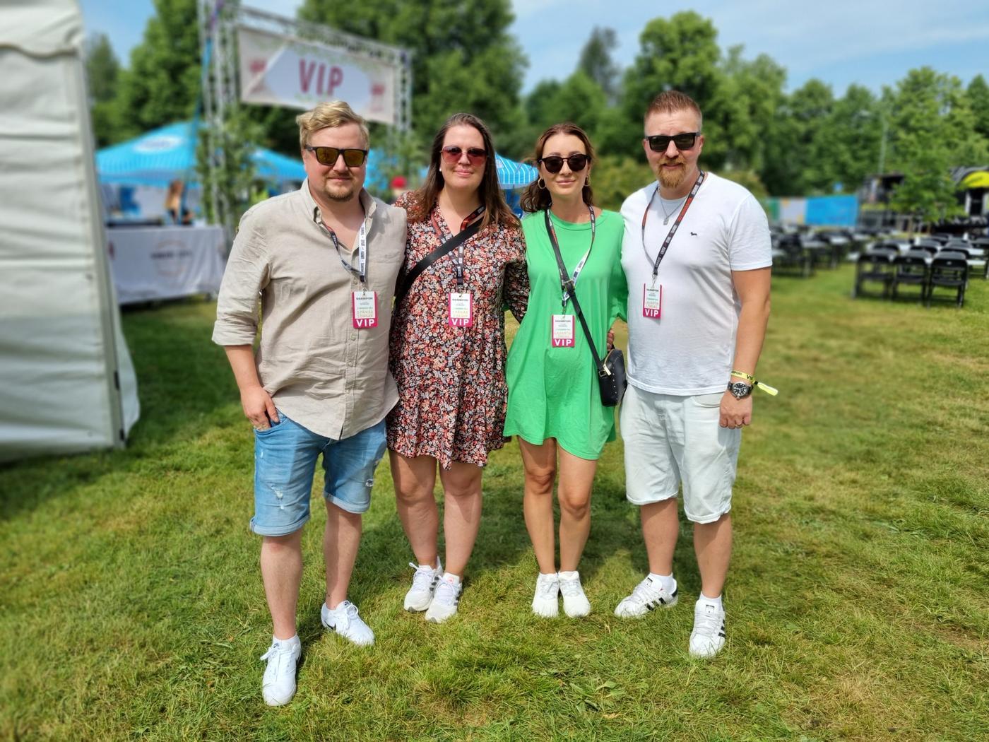 Karisborna Robert Söderberg och Annika Holm längst till vänster gör sig redo för andra festivaldagen. De tycker arrangemangen varit lyckade, speciellt på VIP-området. De är mest ute efter att träffa folk men Söderberg ser också fram emot Arttu Wiskari och Apocalyptica.