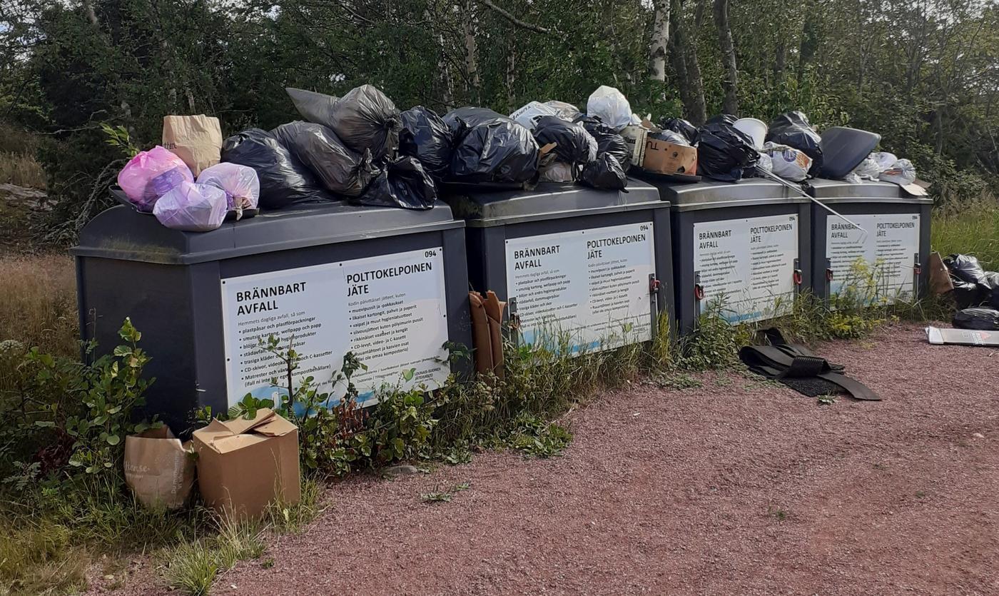 överfulla stora sopkärl