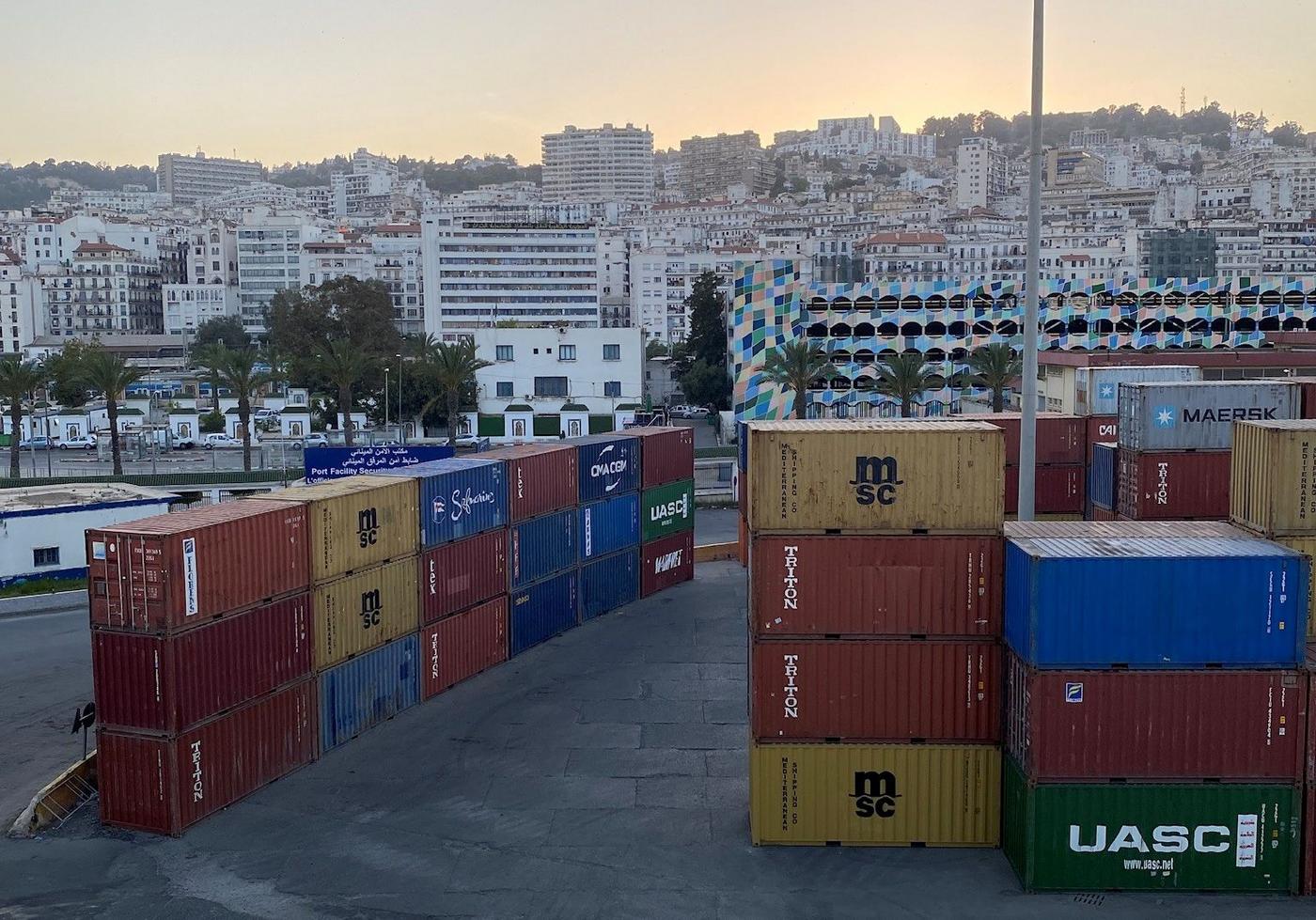 nordafrikansk hamnstad med containers i förgrunden