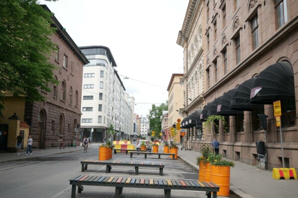 Sommargågatan med bänkar och prydnader.