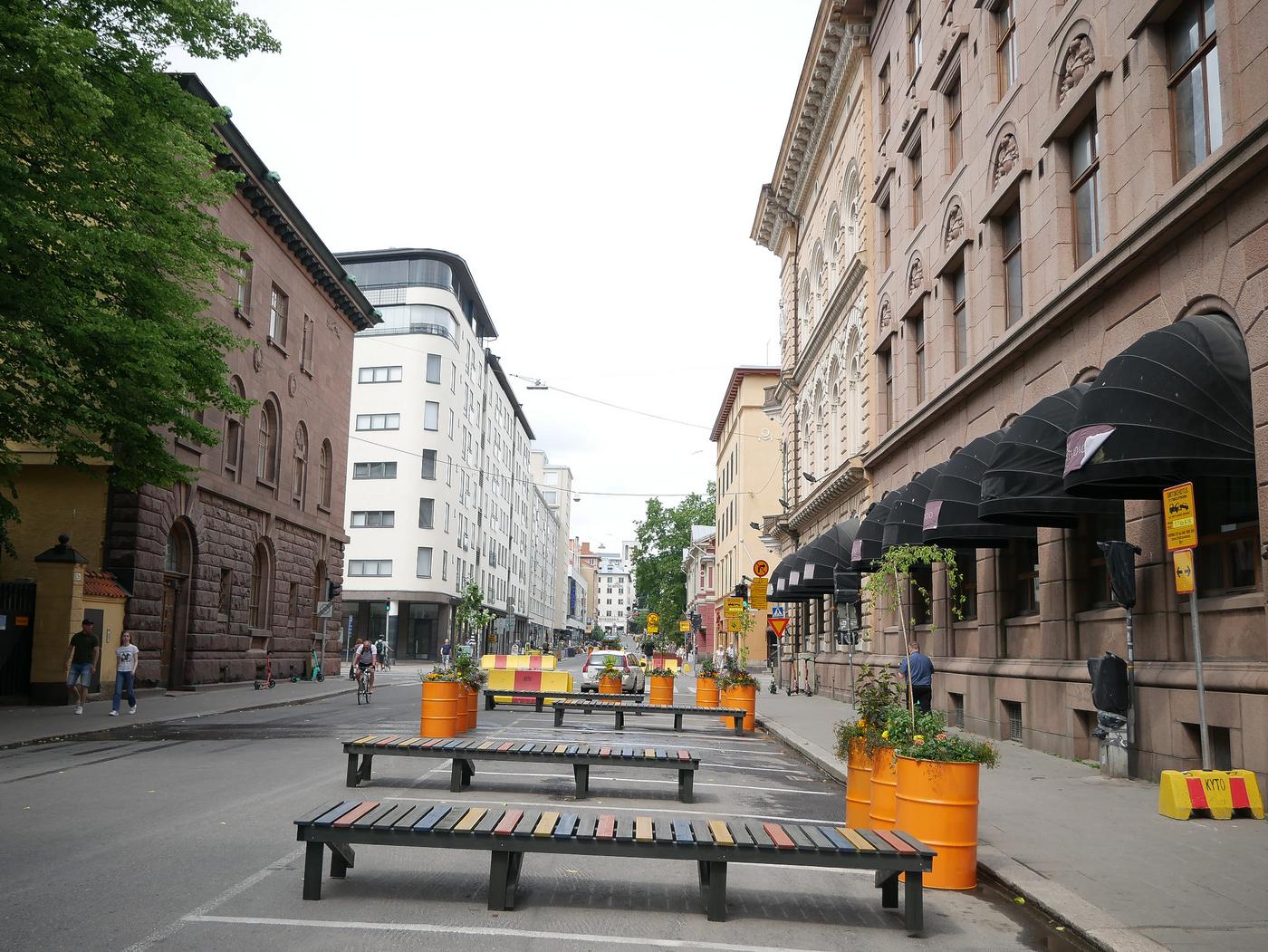 Sommargågatan med bänkar och prydnader.